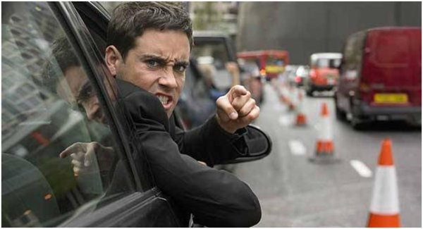 Случват се грешки, всеки ги е правил. Пътят обаче не ти принадлежи. Дори ако някой наруши правилата, не е ваша отговорност да се занимавате с неговите пропуски като шофьор, цитирайки класически фрази на Христо Стоичков. Не преследвайте хората, не блокирайте нарочно пътя им. 
Определено не удряйте други коли и не заплашвайте с оръжие. Каквото и да ви разгорещи, докато сте зад волана, пуснете го да си ходи. Вдишайте; издишайте. Животът е твърде кратък, за да бъдем глупаци. В крайна сметка всички ще стигнем там, където сме тръгнали.